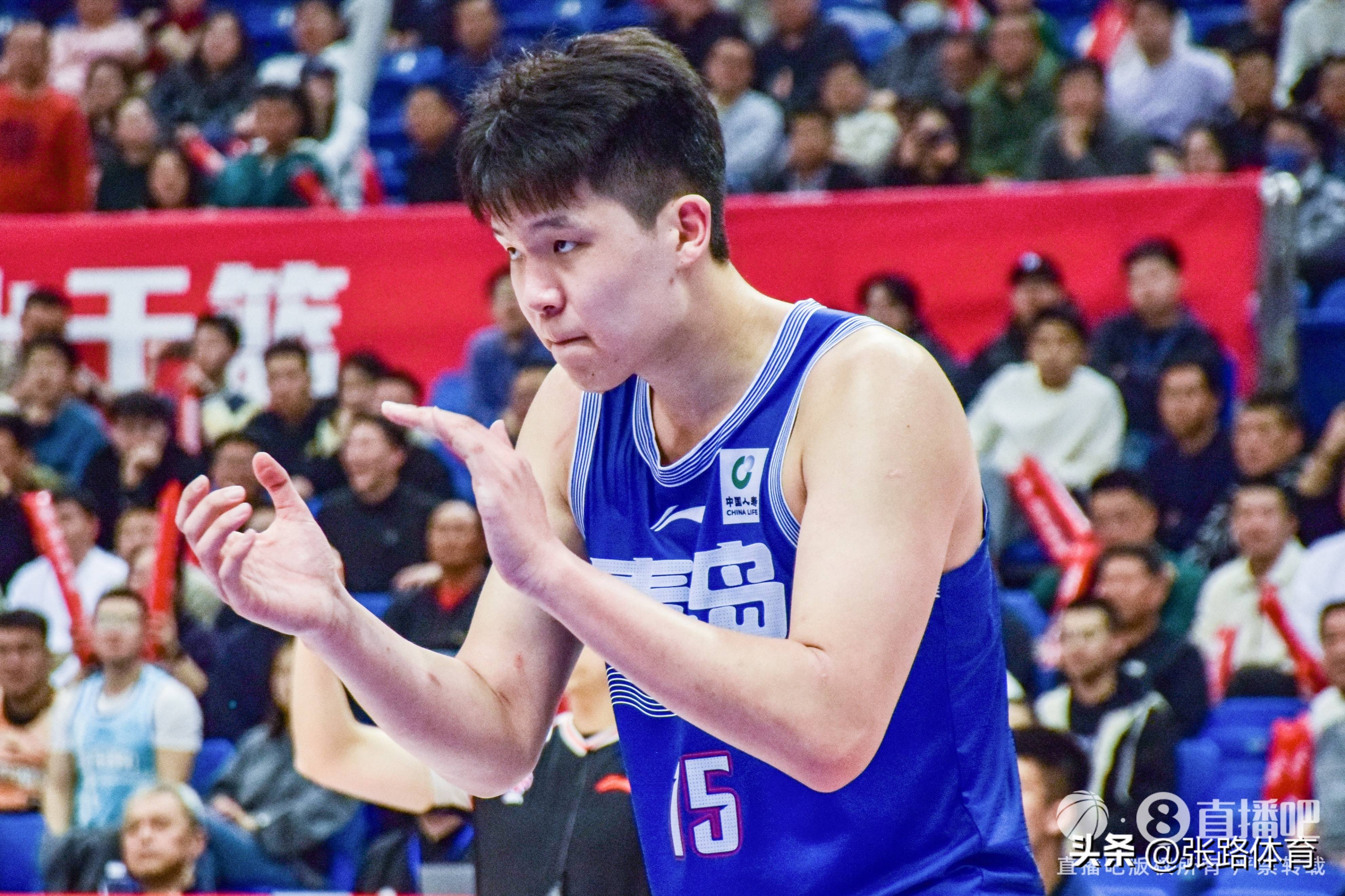 一位新晋球员在比赛中表现出色，成为焦点人物